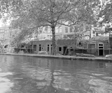 883820 Afbeelding van de restauratie van de werfmuren langs de Oudegracht te Utrecht (ter hoogte van de panden ...